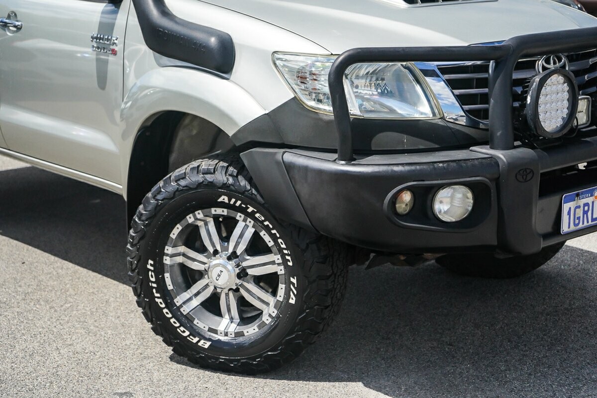 Toyota Hilux image 2