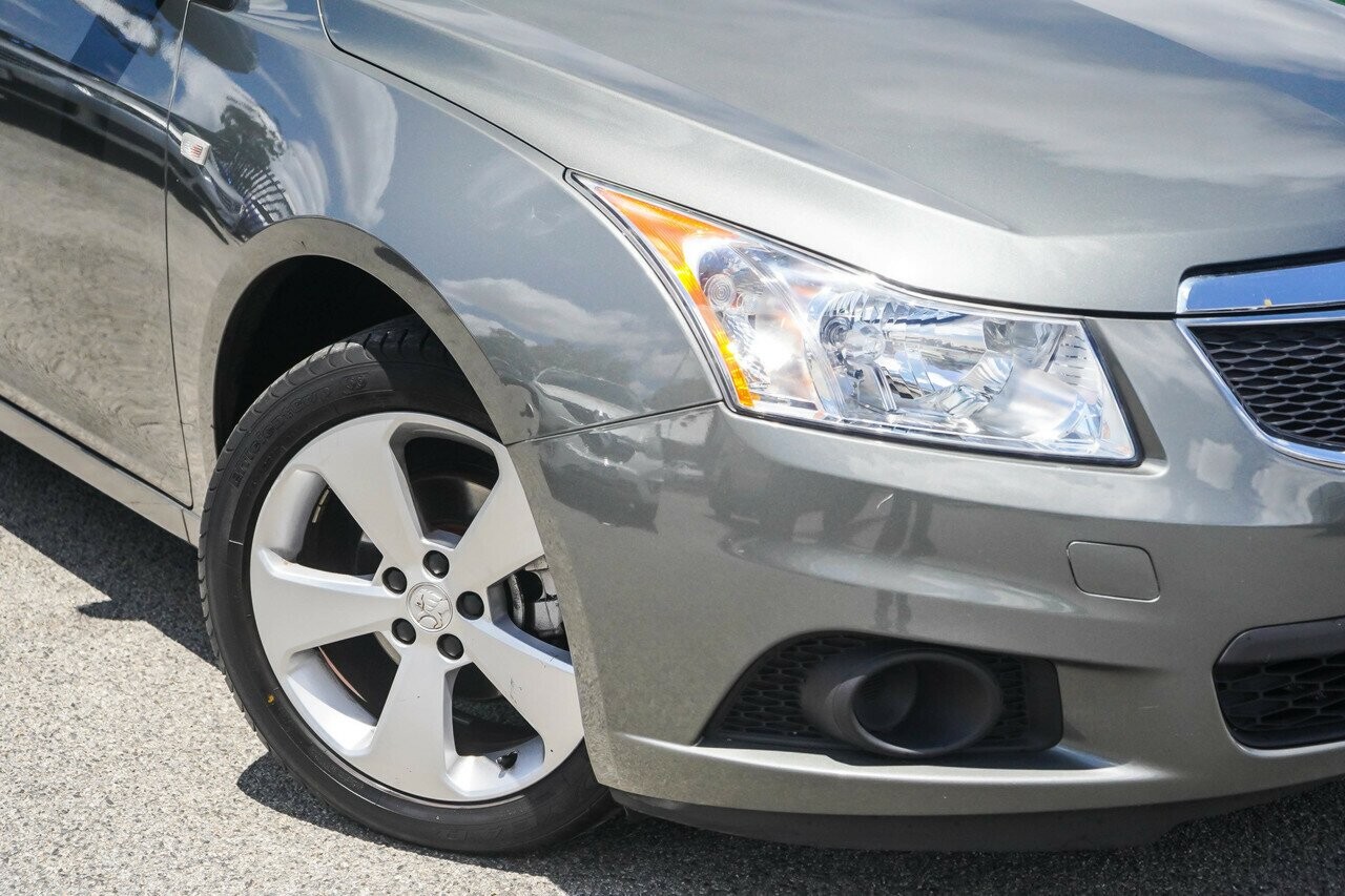 Holden Cruze image 2