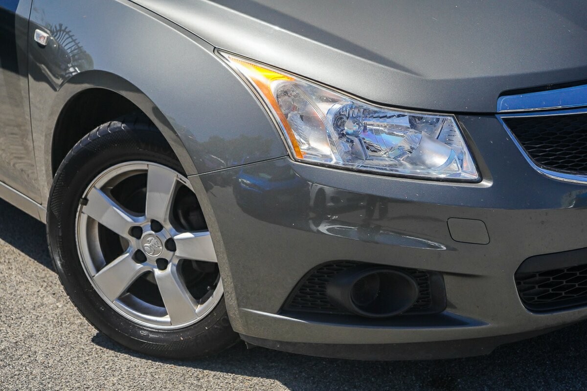 Holden Cruze image 2