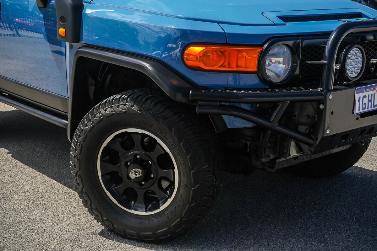 Toyota Fj Cruiser image 2
