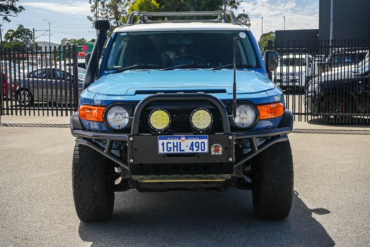 Toyota Fj Cruiser image 3