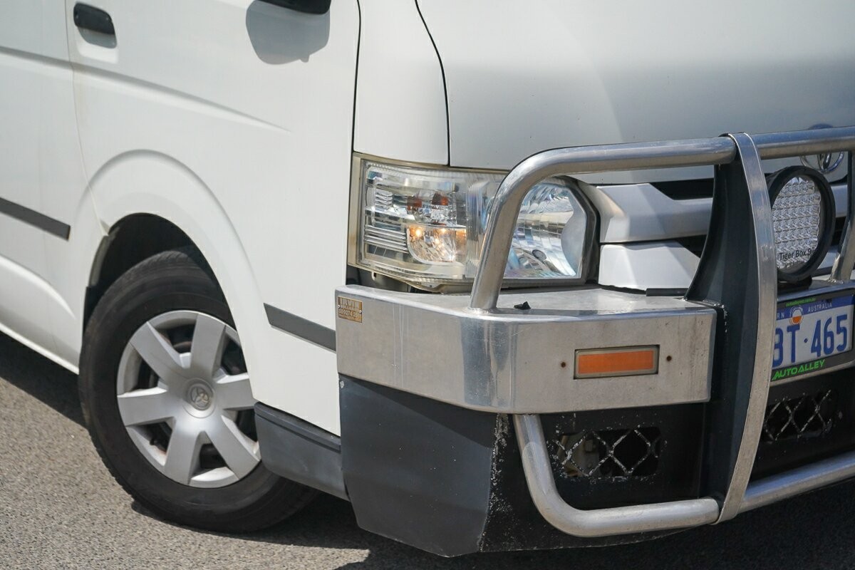 Toyota Hiace image 2