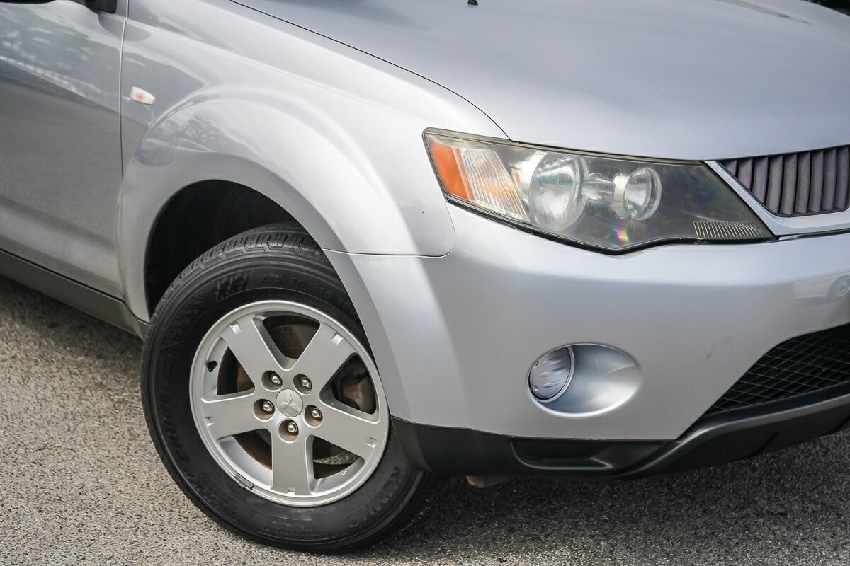 Mitsubishi Outlander image 2