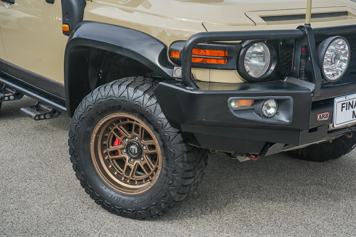 Toyota Fj Cruiser image 2