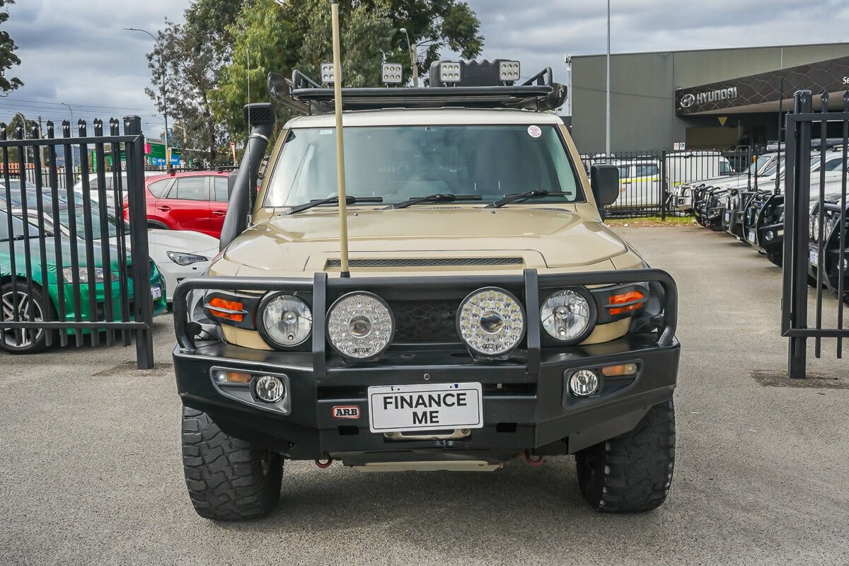 Toyota Fj Cruiser image 3