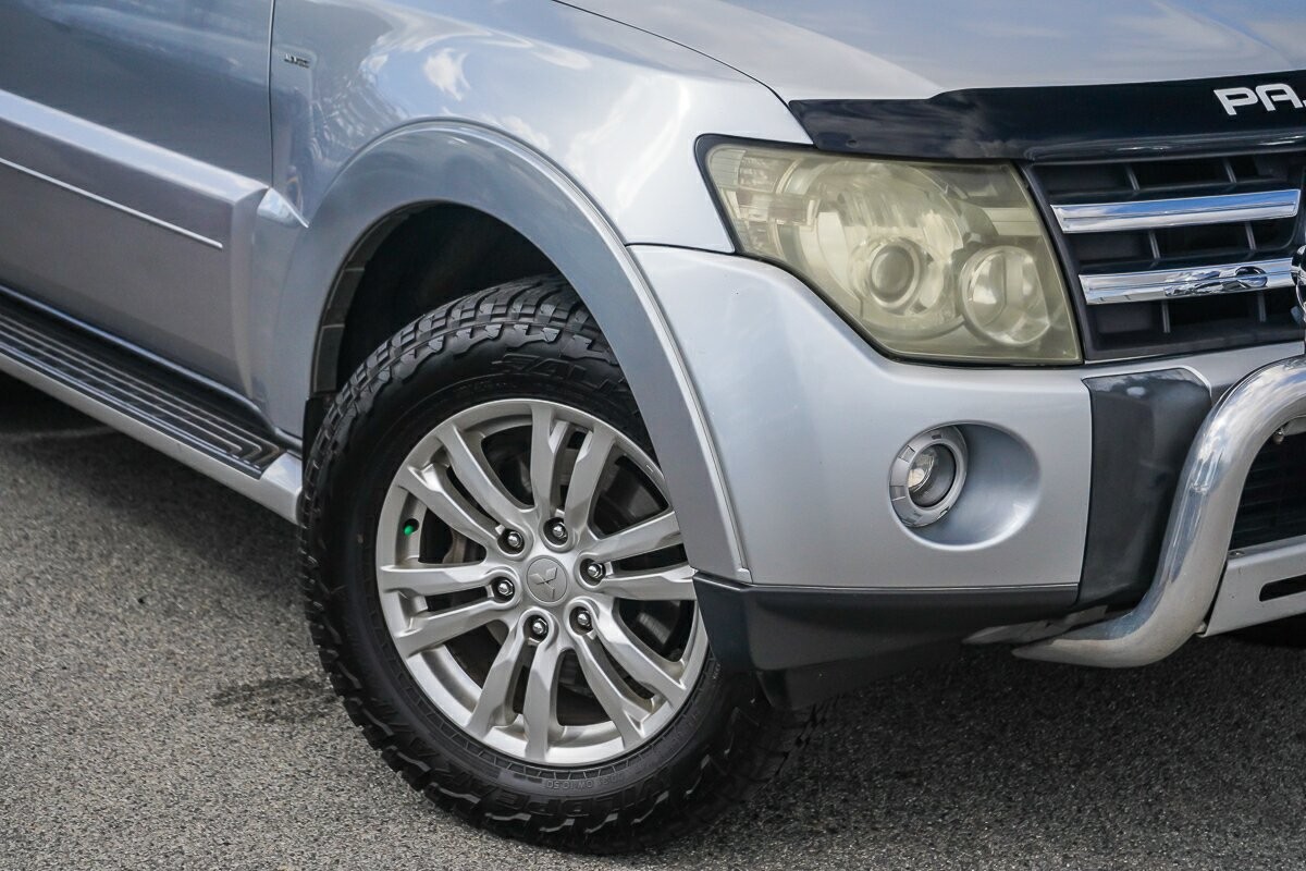 Mitsubishi Pajero image 2