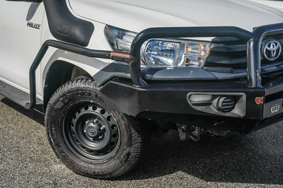 Toyota Hilux image 2