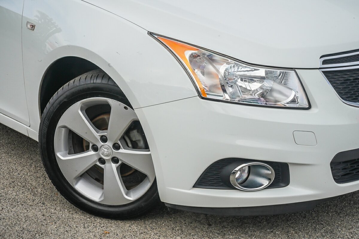 Holden Cruze image 2