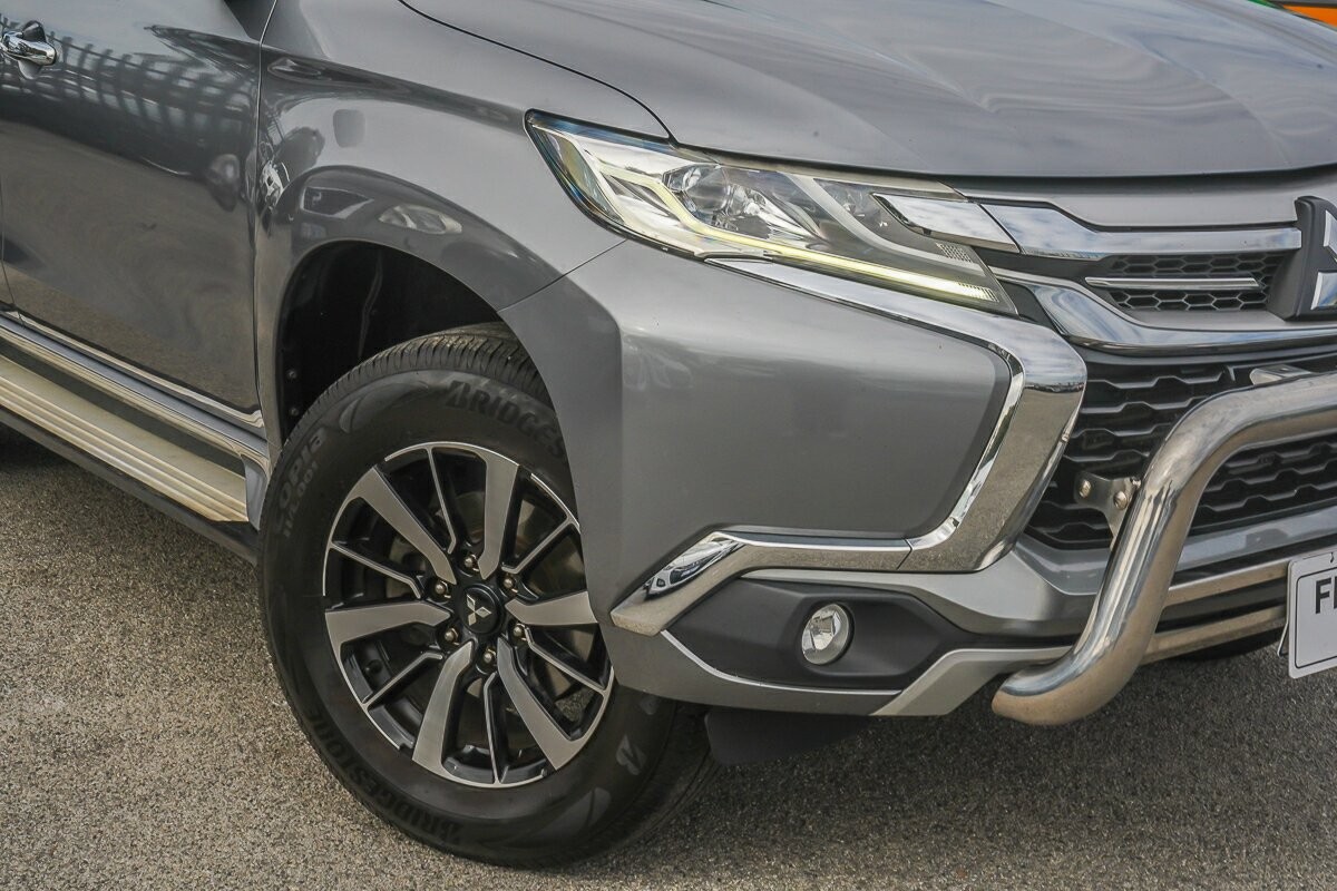 Mitsubishi Pajero Sport image 2