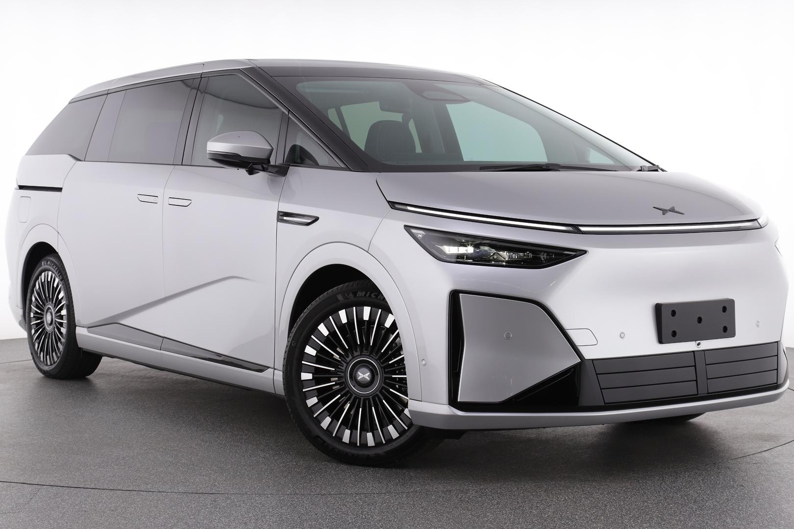 Xpeng X9 image 1