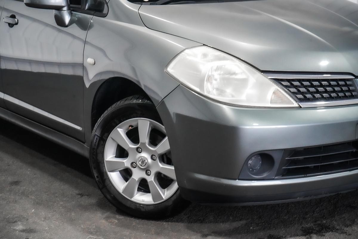 Nissan Tiida image 2