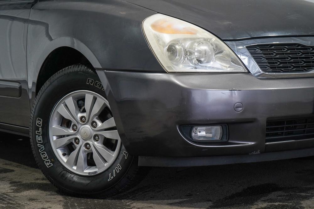 Kia Grand Carnival image 2