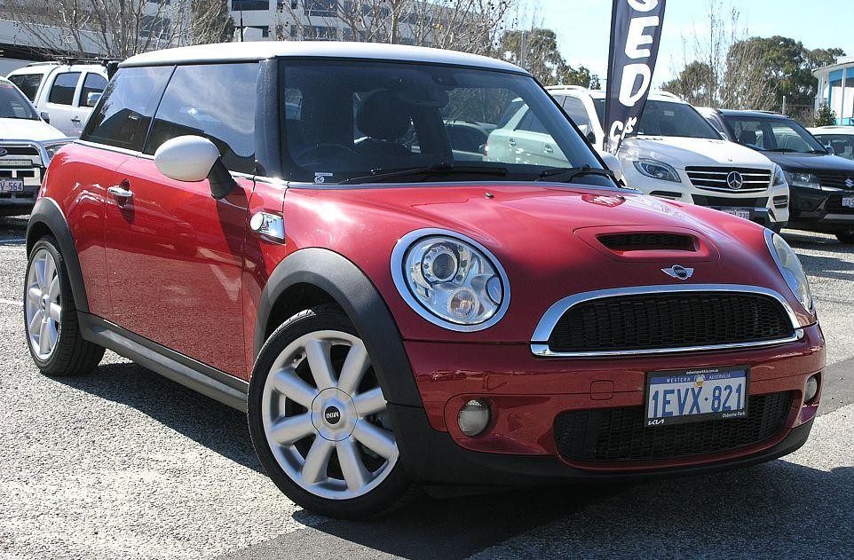 Mini Hatch image 2