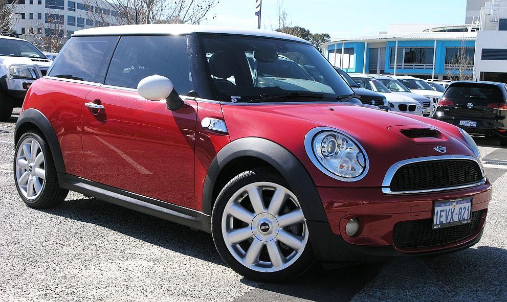 Mini Hatch image 1