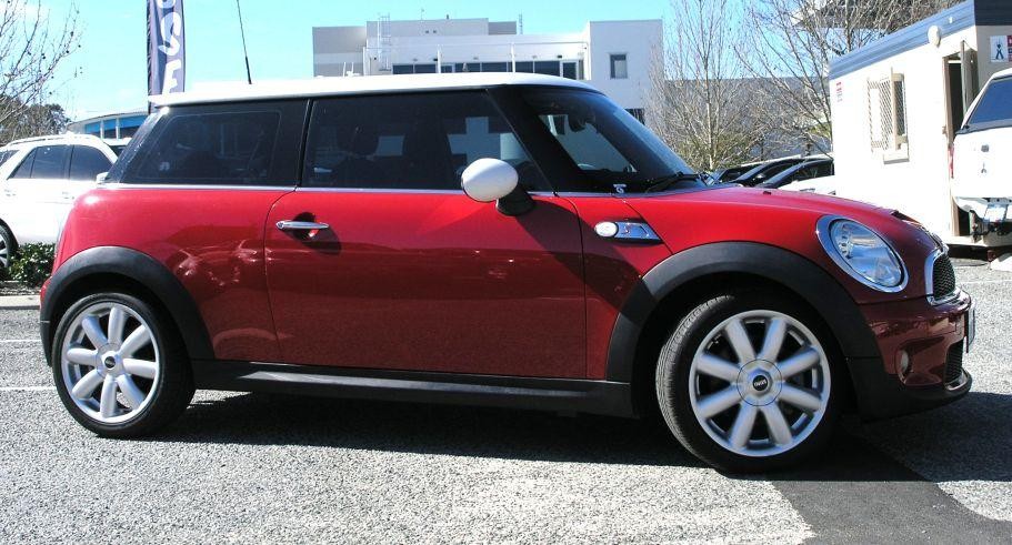 Mini Hatch image 3