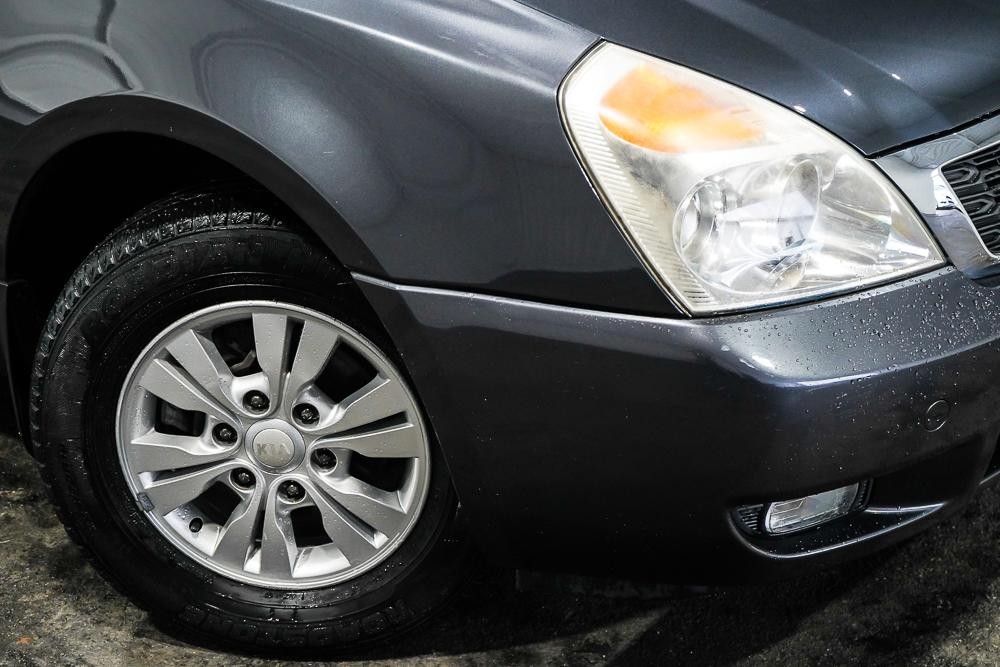 Kia Grand Carnival image 2