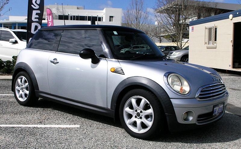 Mini Hatch image 2