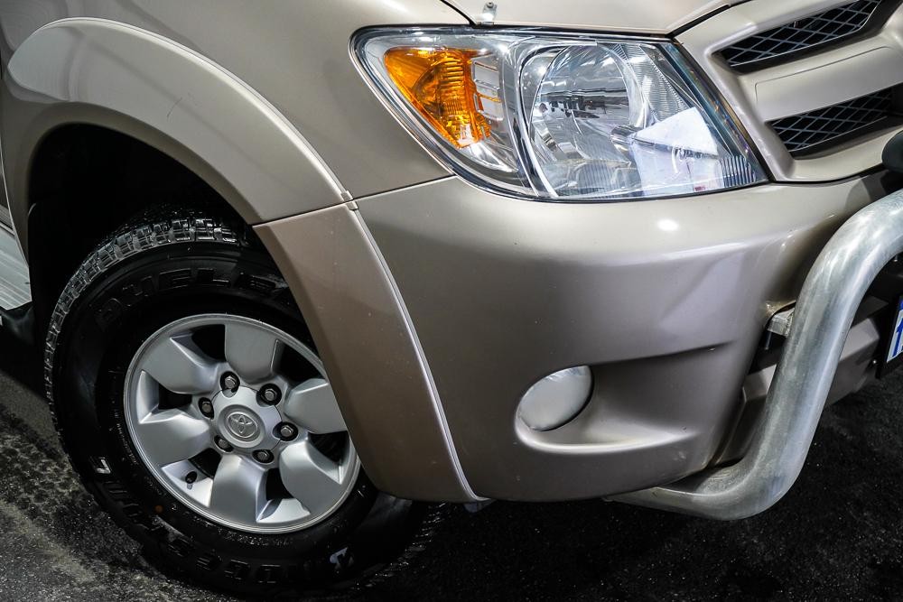 Toyota Hilux image 2