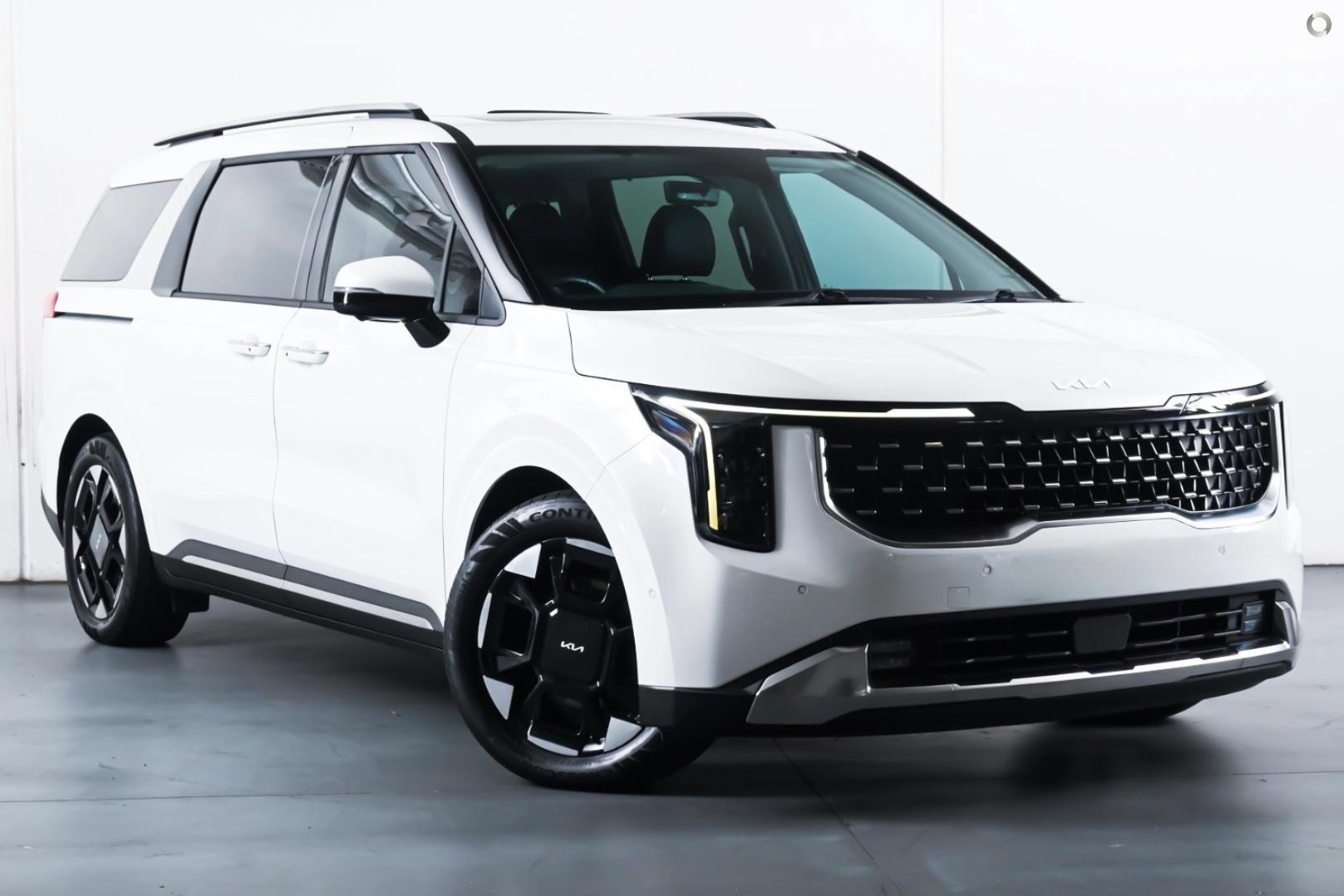 Kia Carnival image 1