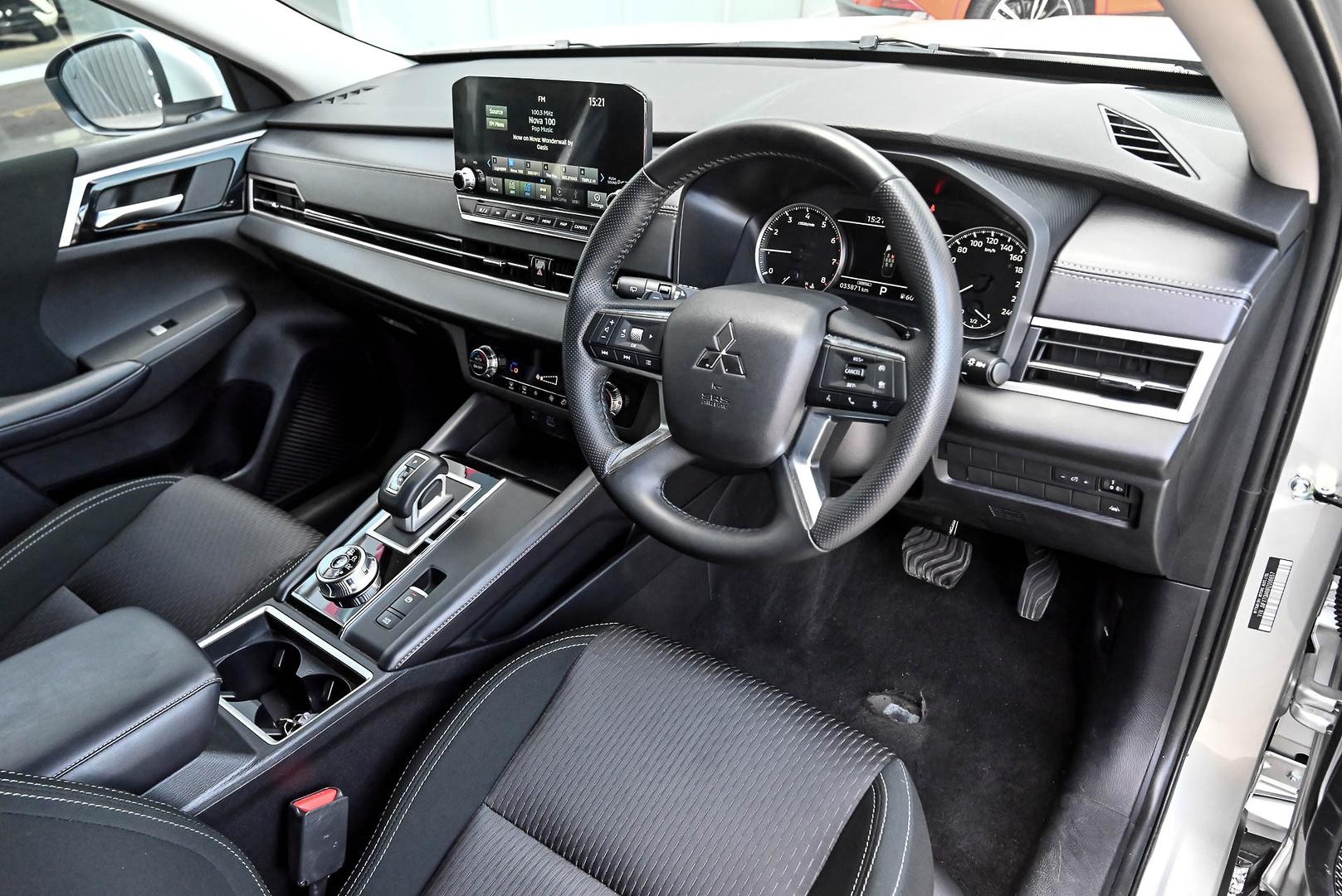 Mitsubishi Outlander image 4