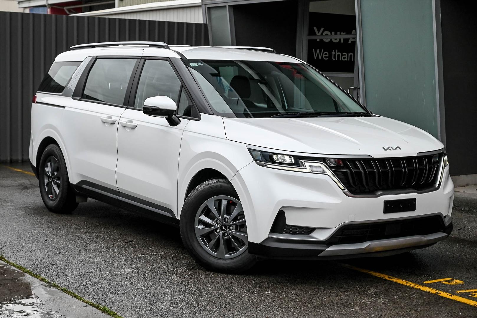 Kia Carnival image 1