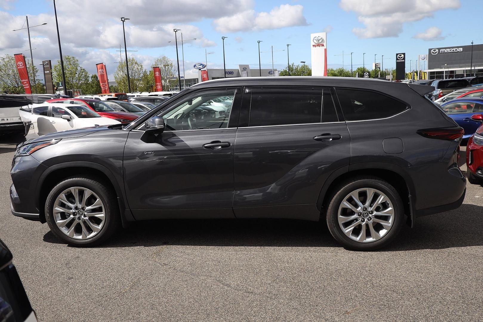 Toyota Kluger image 4