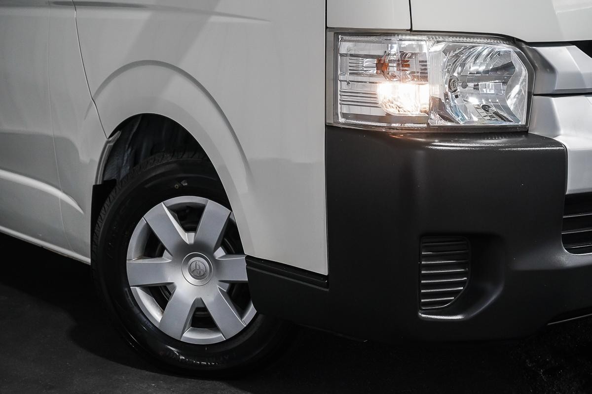 Toyota Hiace image 2