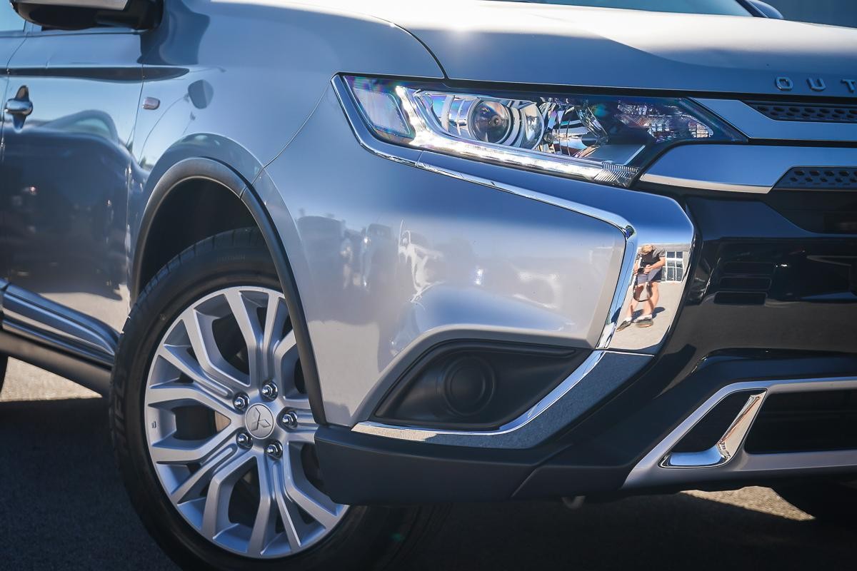 Mitsubishi Outlander image 2