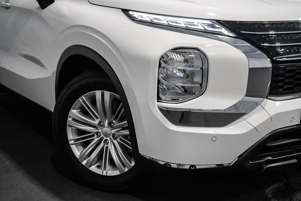 Mitsubishi Outlander image 2