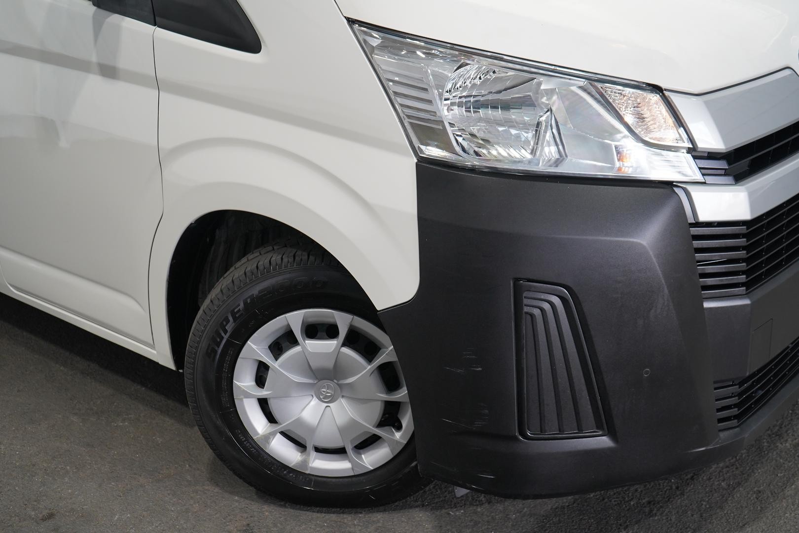 Toyota Hiace image 2