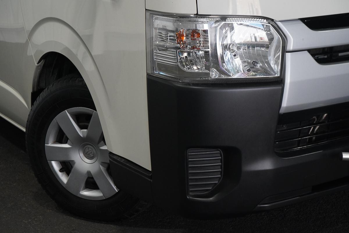 Toyota Hiace image 2