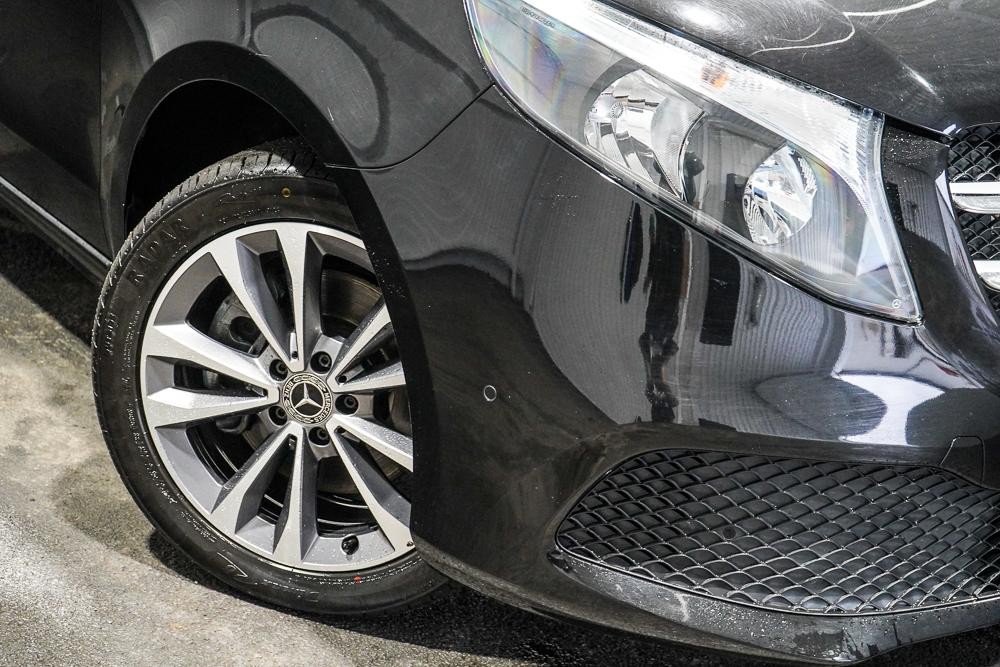 Mercedes Benz V-class image 2