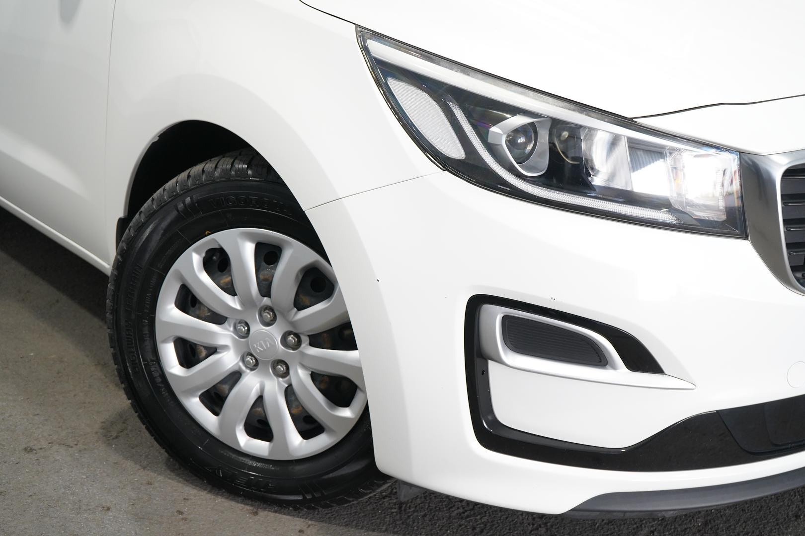 Kia Carnival image 2