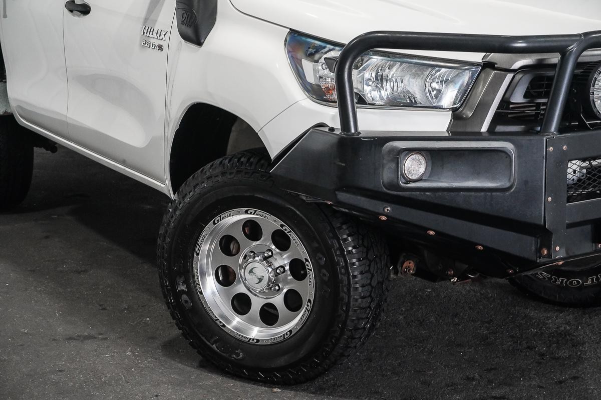 Toyota Hilux image 2