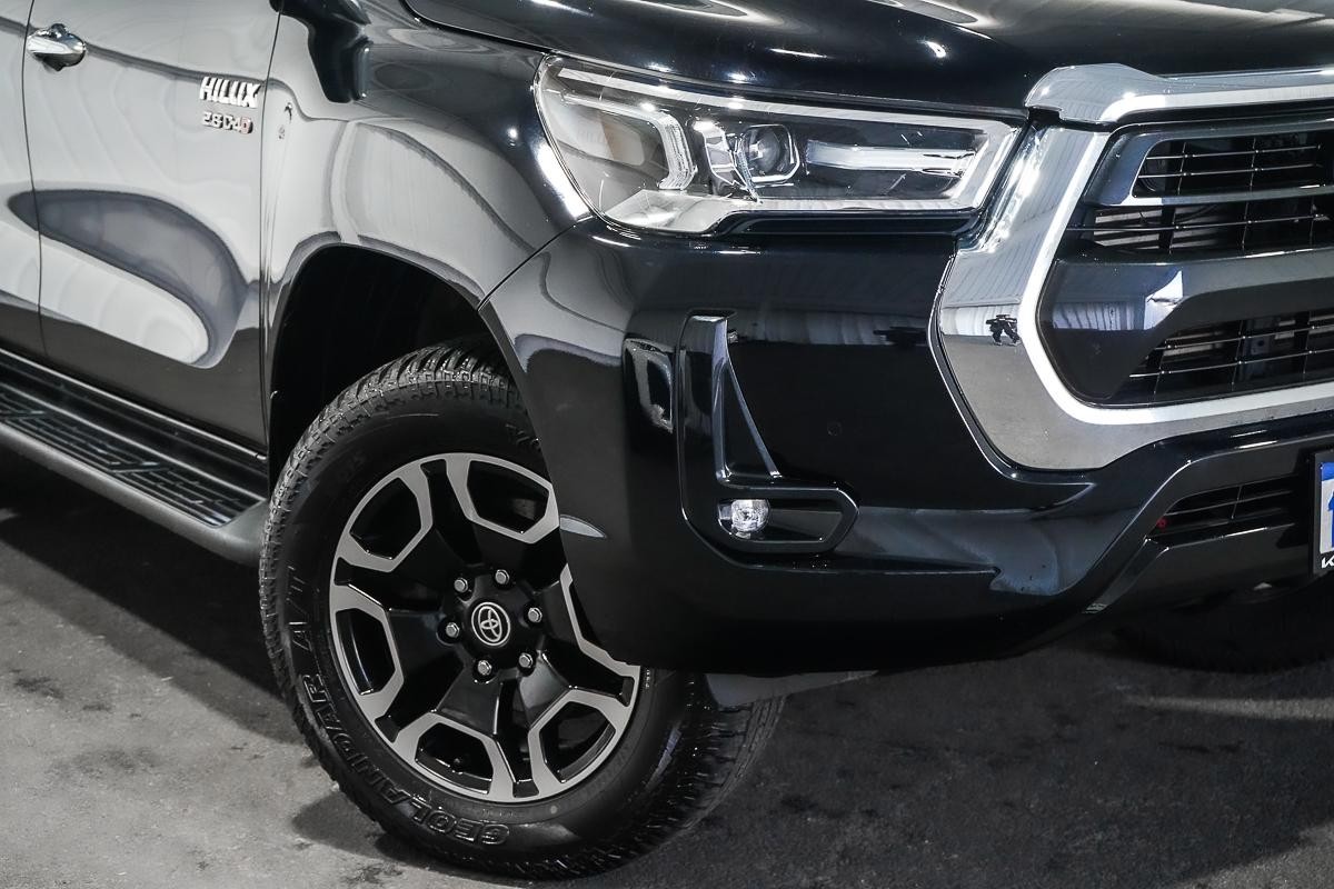 Toyota Hilux image 2