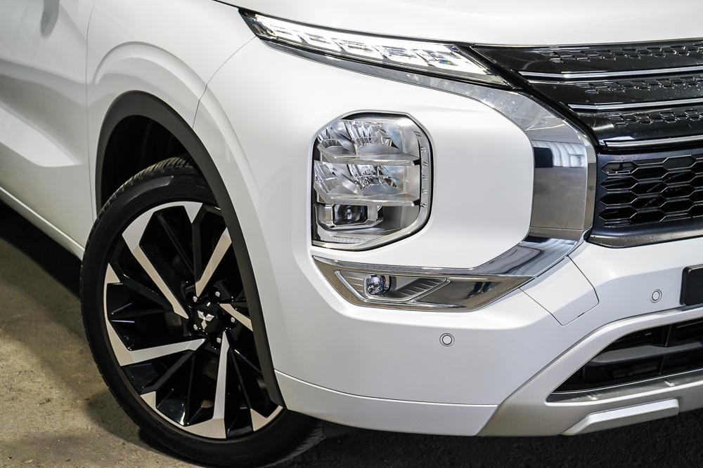 Mitsubishi Outlander image 2