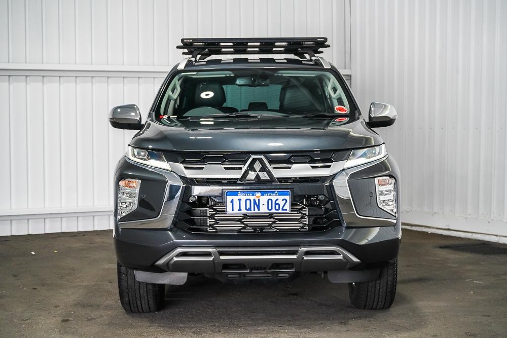 Mitsubishi Pajero Sport image 3