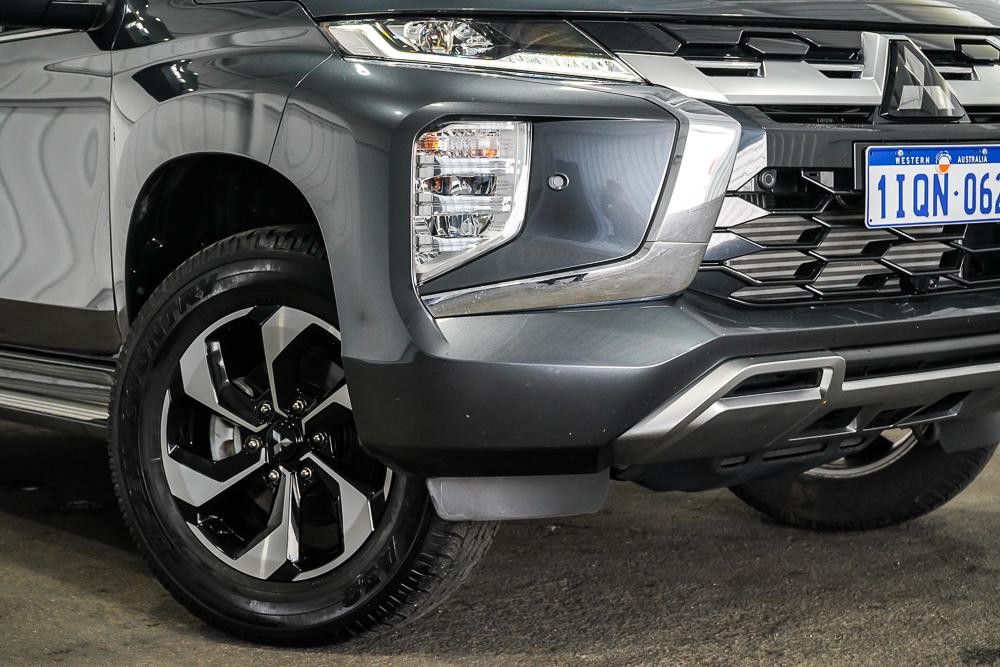 Mitsubishi Pajero Sport image 2