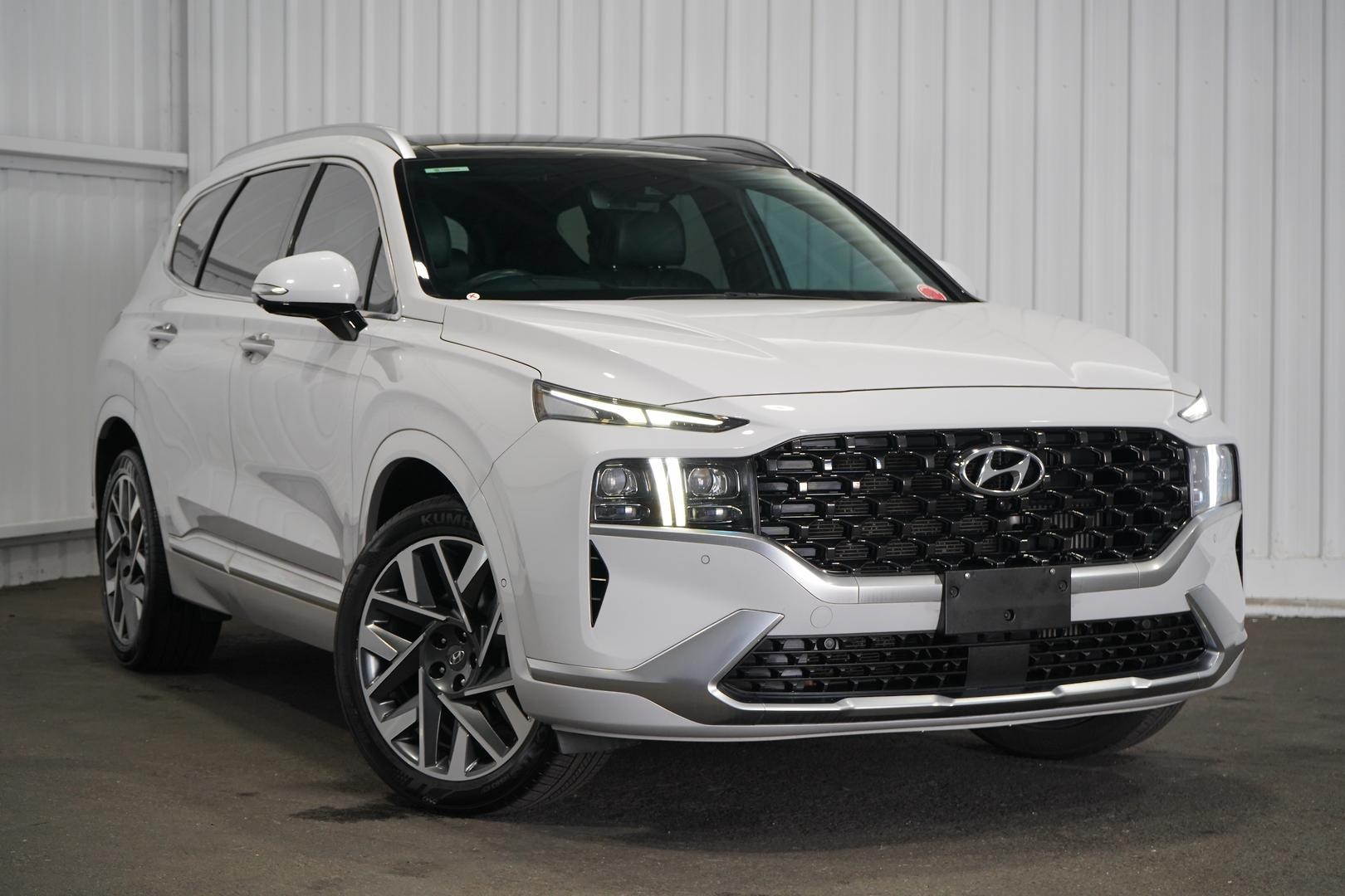 Hyundai Santa Fe image 1