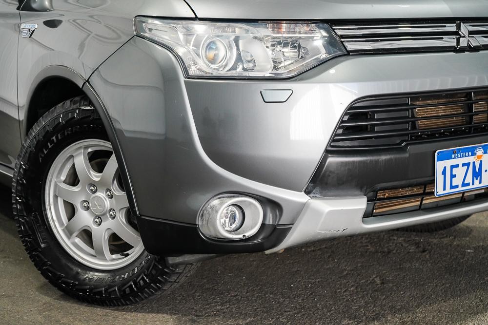 Mitsubishi Outlander image 2