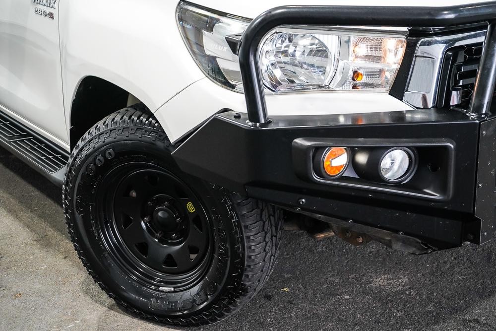 Toyota Hilux image 2