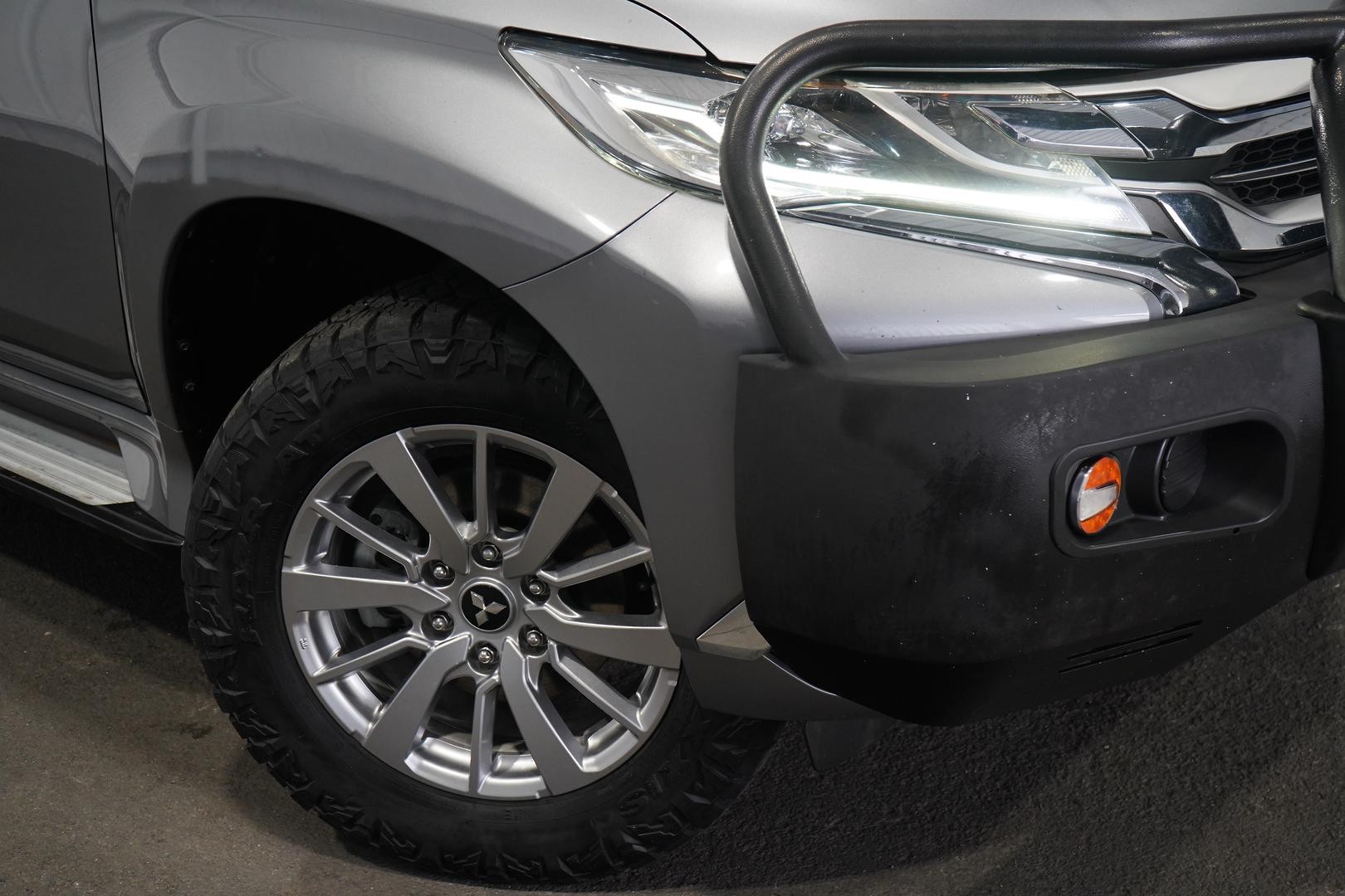 Mitsubishi Pajero Sport image 2