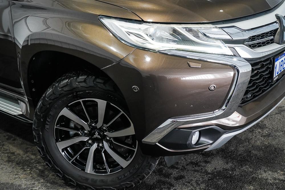 Mitsubishi Pajero Sport image 2