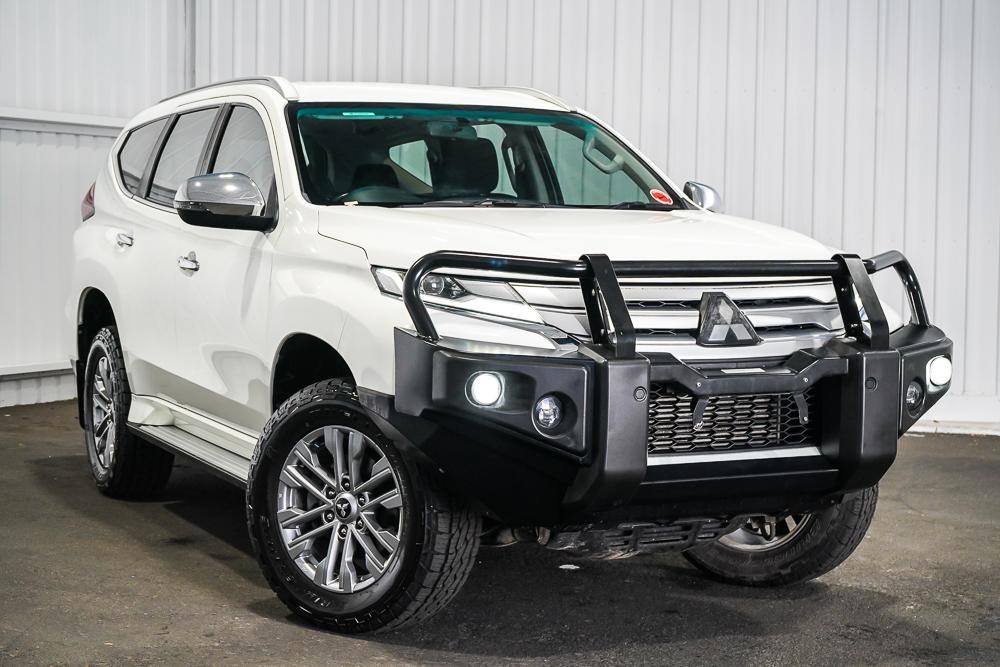 Mitsubishi Pajero Sport image 1