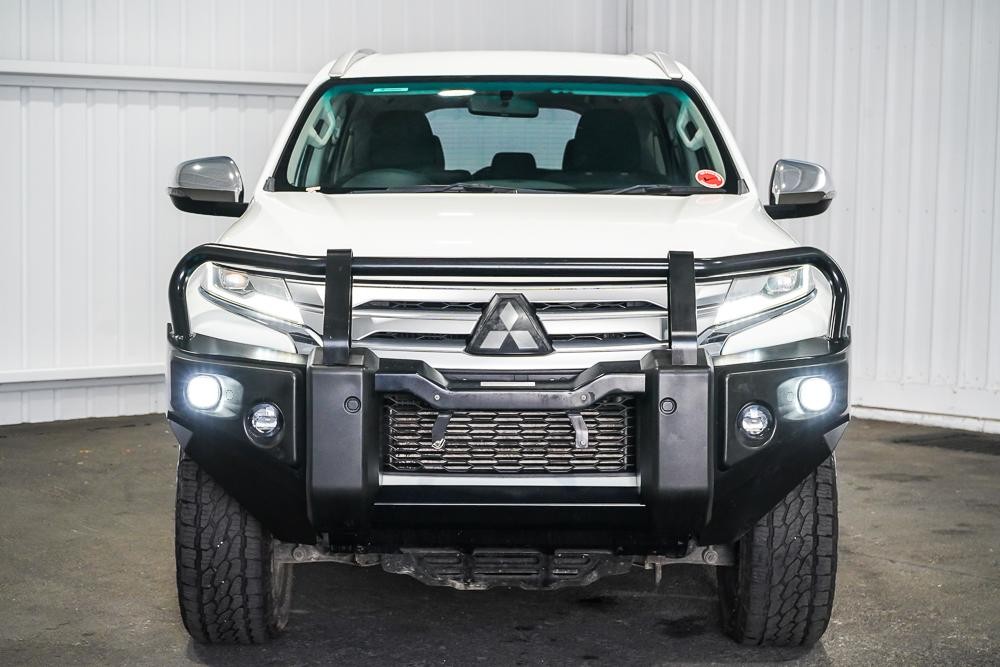 Mitsubishi Pajero Sport image 3