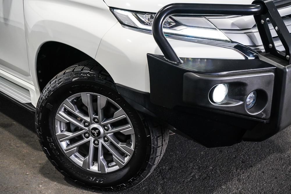 Mitsubishi Pajero Sport image 2