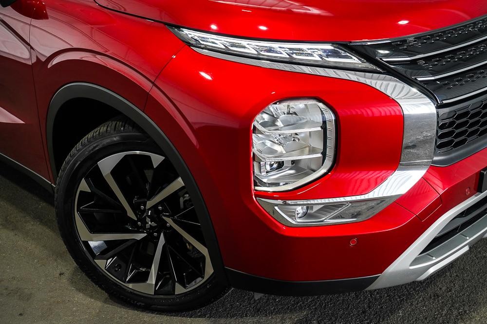 Mitsubishi Outlander image 2