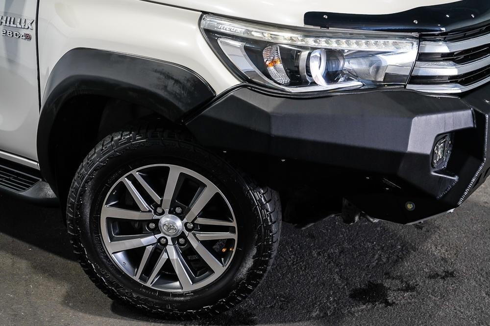Toyota Hilux image 2