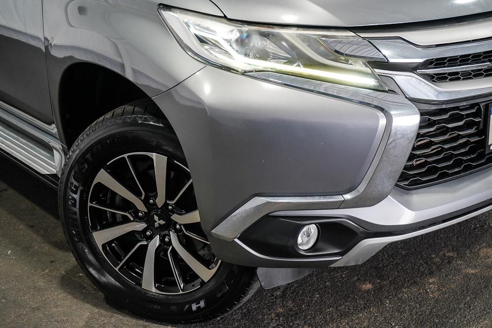 Mitsubishi Pajero Sport image 2