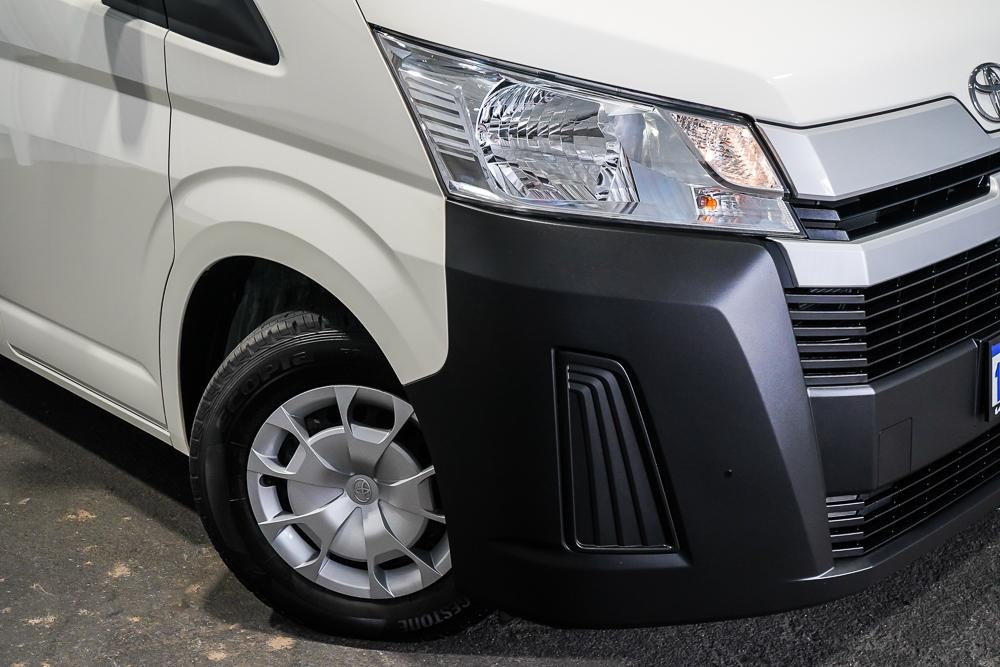 Toyota Hiace image 2